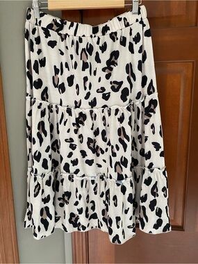 Women’s mid length leopard print skirt size Large